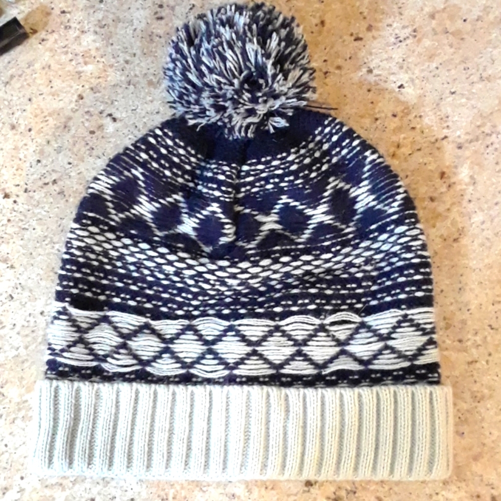 NEW Adorable Knit Winter Puffball Hat Unisex